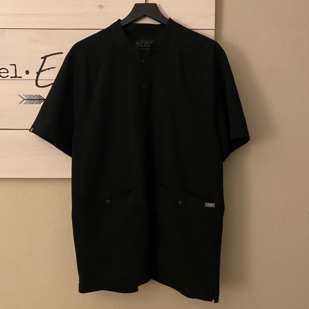 Black Men’s Figs XL scrub top